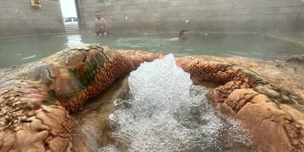 Sıcaklık eksilerde olsa da akın var: Etrafı karla kaplı termal havuz ziyaretçi akınına uğruyor! 2